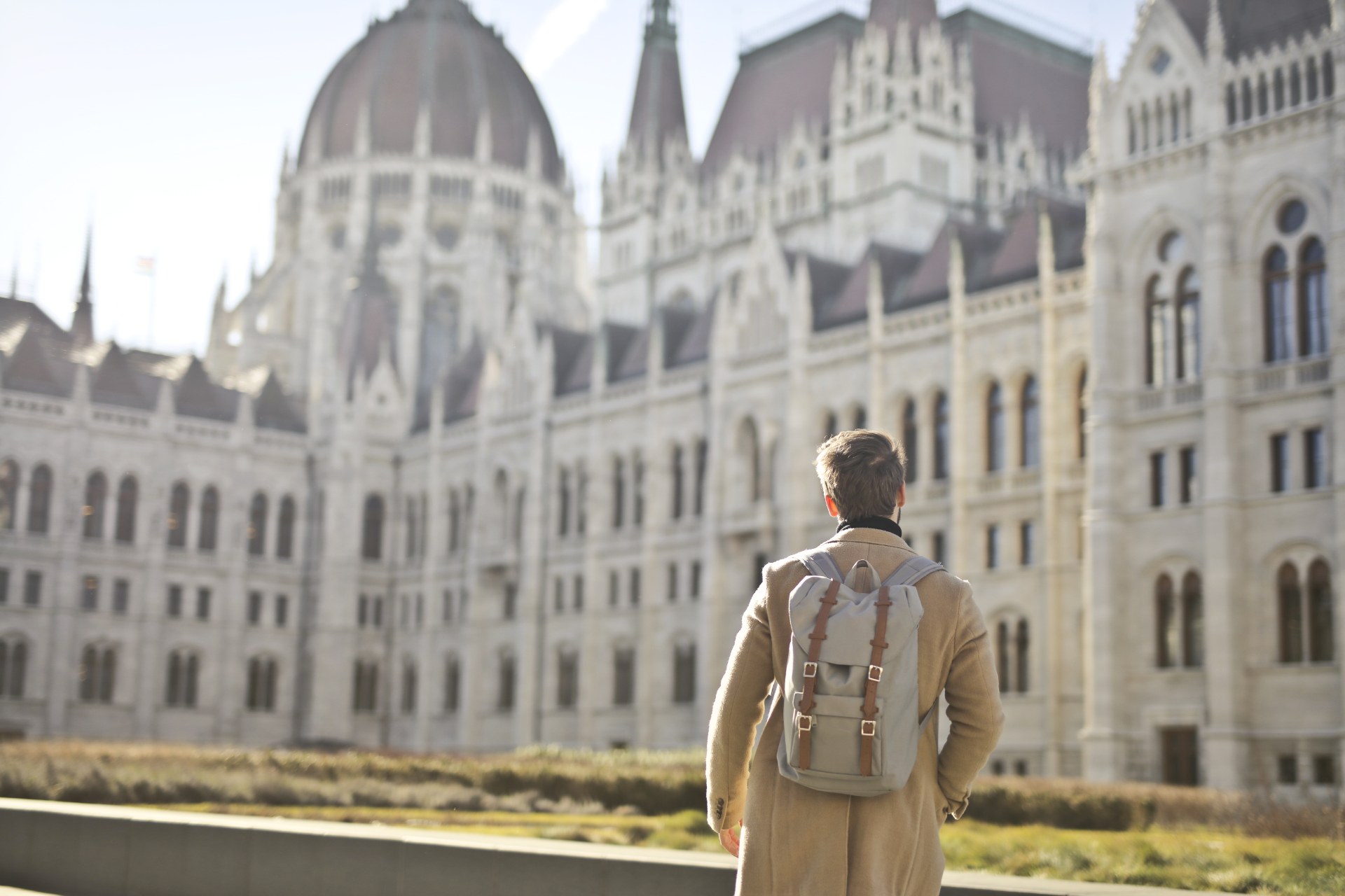 Ragazzo con lo zaino davanti al Parlamento ungherese a Budapest